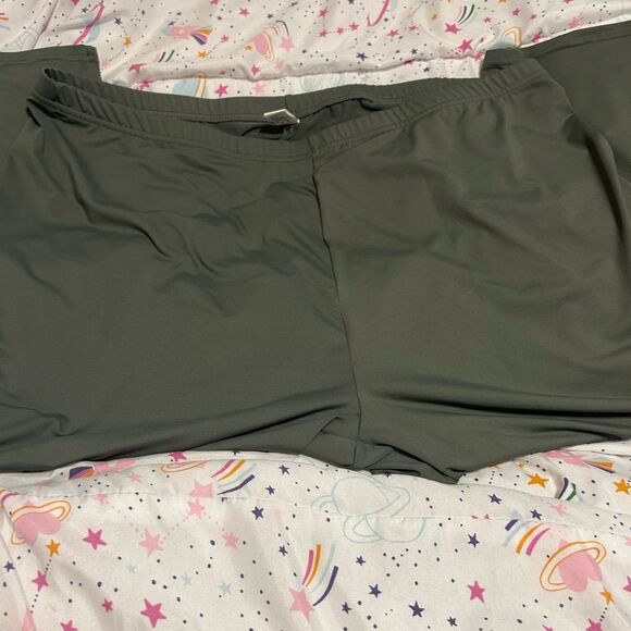 NWOT Olive Green Capris - Picture 1 of 11